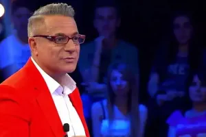 Özündən 40 yaş kiçik sevgilisinə evlilik təklifini belə etdi