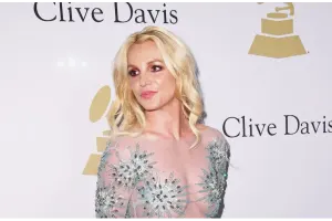 Evinə gələn polisdən üzr istəməsini tələb edir