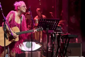 Məşhur müğənni özünə ər axtarır - Tanışlıq saytında...