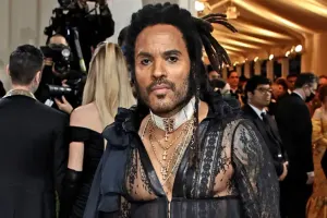 Klipində tamamilə soyundu