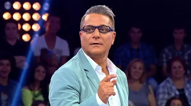 40 yaş kiçik sevgilisi ilə əl-ələ