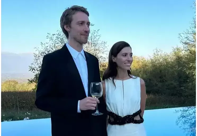 Müğəninin qızı 1 milyonluq gəlinlik geyinib?