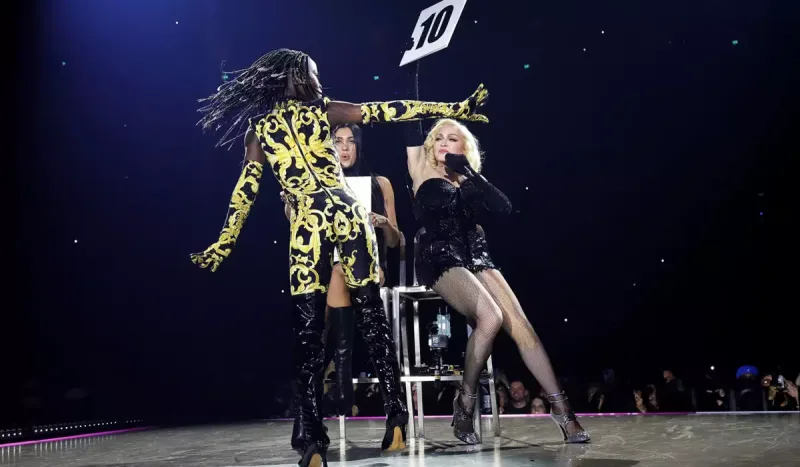 11 yaşlı qızı səhnəyə çıxıb...