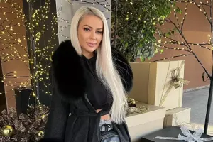 Yataqda qadın saçı görən internet fenomeni sevgilisini döydü