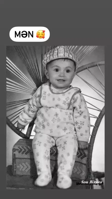 Uşaqlıq fotolarını paylaşdı