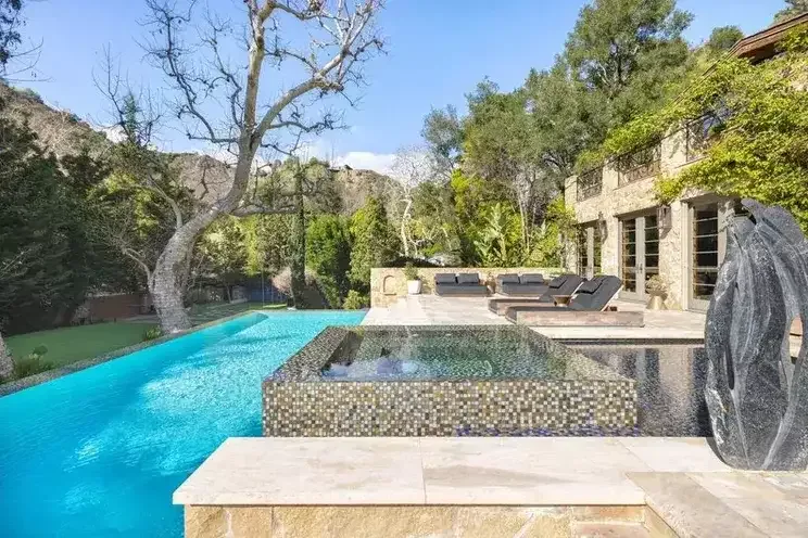 9 yataq otağı, 13 hamamı olan evini şok qiymətə satdı