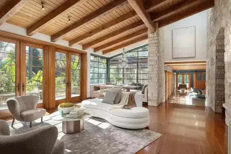 9 yataq otağı, 13 hamamı olan evini şok qiymətə satdı