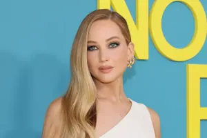 Filmdə çılpaq çəkildi, fanatlarını qəzəbləndirdi - Foto