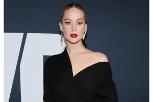 Çılpaq görüntüsünə görə tənqid edilən aktrisa tədbirə qatıldı