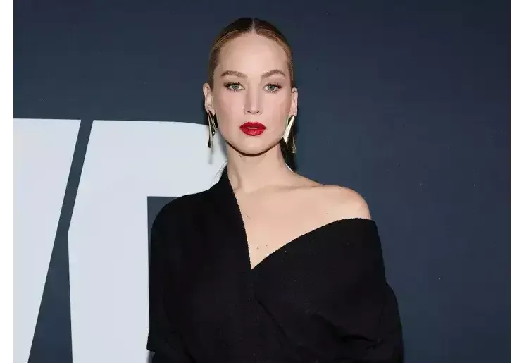 Çılpaq görüntüsünə görə tənqid edilən aktrisa tədbirə qatıldı