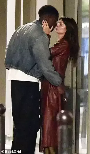 Məşhur model 27 yaşlı aktyorla Paris küçələrində öpüşdü - Fotolar