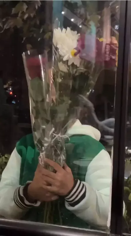 Fira gecə küçədə gül satan azyaşlının görüntüsünü paylaşdı