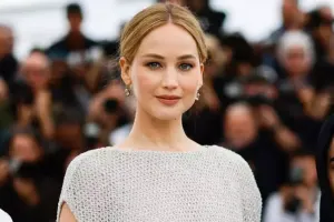 Çılpaq görüntüsündən danışdı