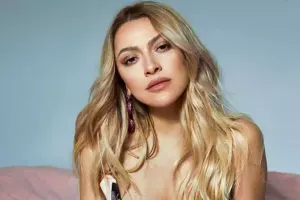 Hadise Atatürkün geyimində səhnəyə çıxdı