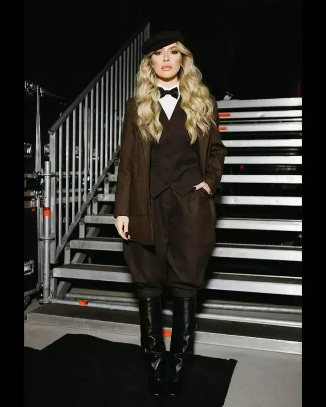 Hadise Atatürkün geyimində səhnəyə çıxdı