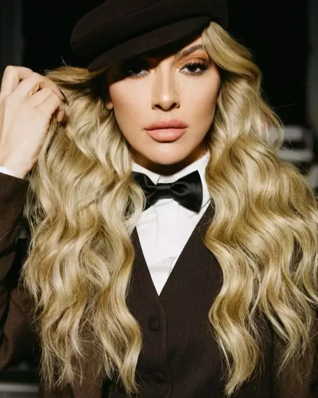 Hadise Atatürkün geyimində səhnəyə çıxdı