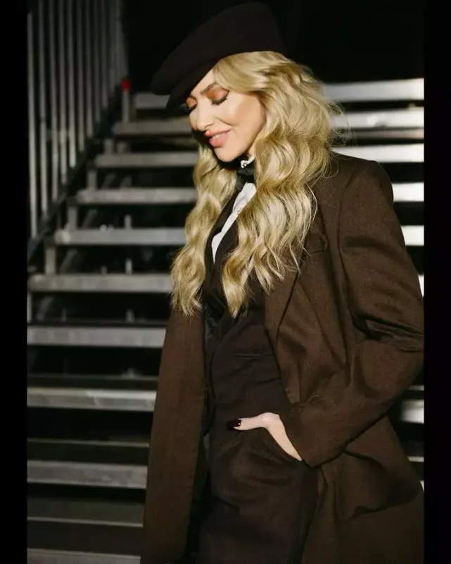 Hadise Atatürkün geyimində səhnəyə çıxdı