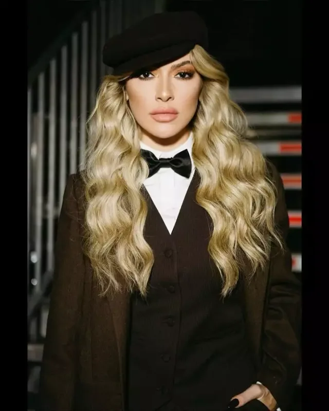 Hadise Atatürkün geyimində səhnəyə çıxdı