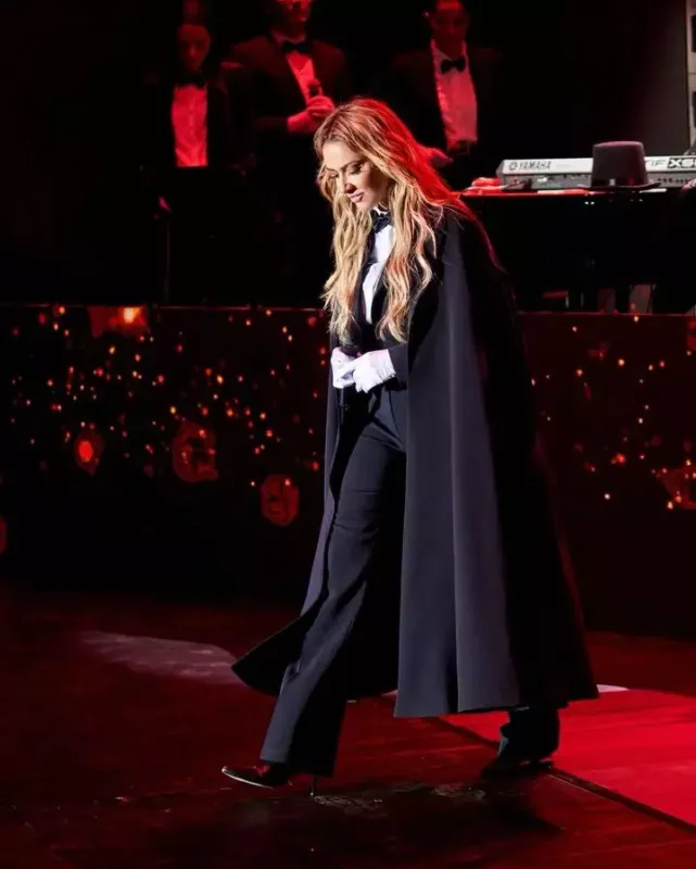 Hadise Atatürkün geyimində səhnəyə çıxdı