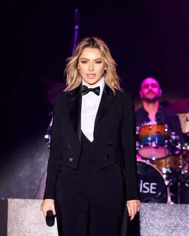 Hadise Atatürkün geyimində səhnəyə çıxdı