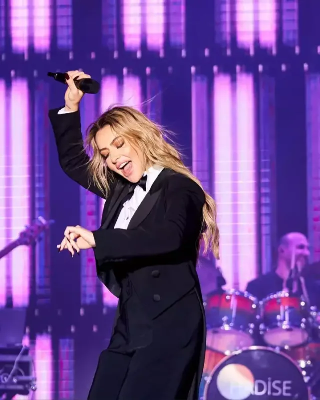 Hadise Atatürkün geyimində səhnəyə çıxdı