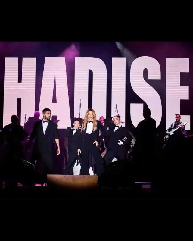 Hadise Atatürkün geyimində səhnəyə çıxdı
