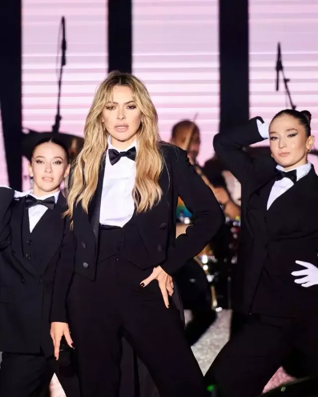 Hadise Atatürkün geyimində səhnəyə çıxdı