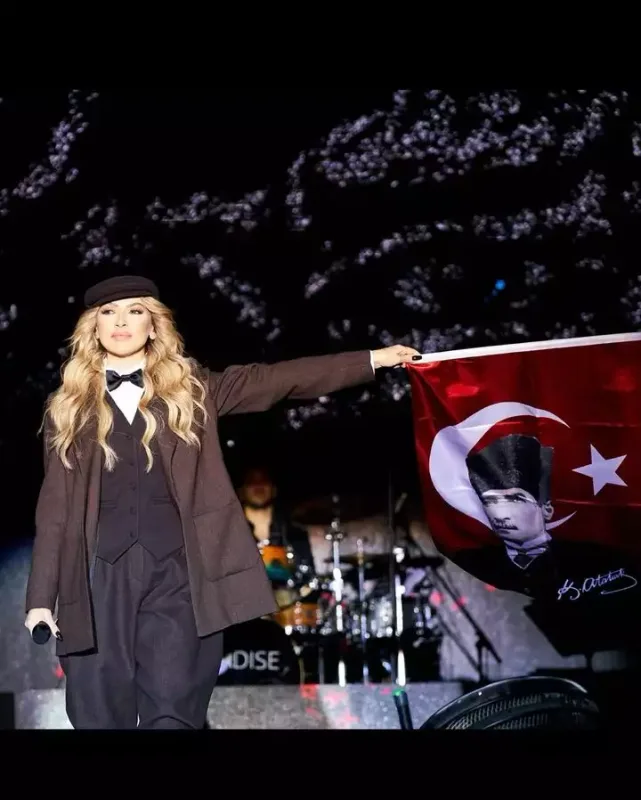 Hadise Atatürkün geyimində səhnəyə çıxdı