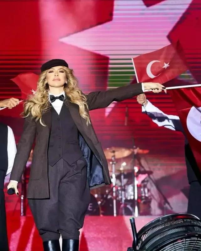 Hadise Atatürkün geyimində səhnəyə çıxdı