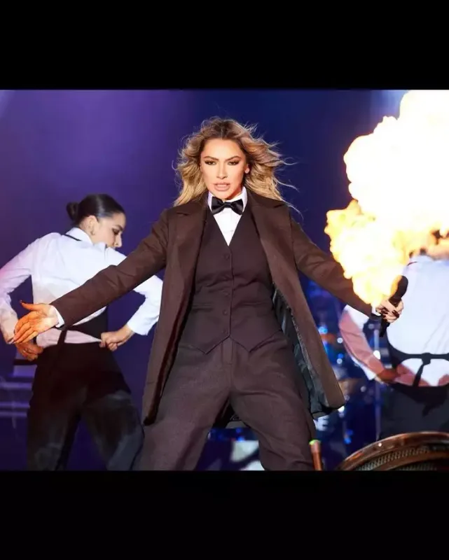 Hadise Atatürkün geyimində səhnəyə çıxdı