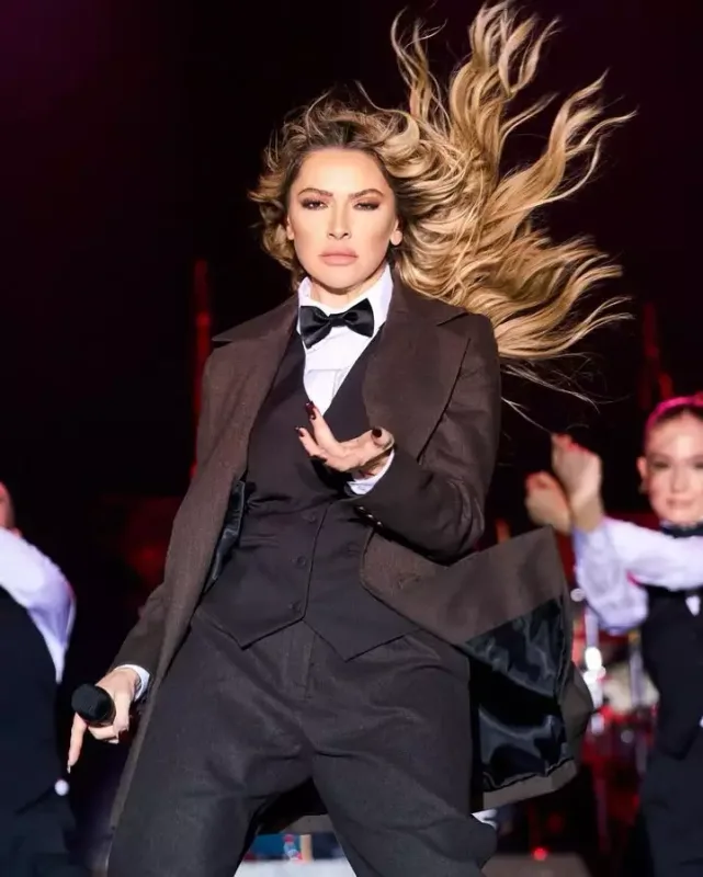 Hadise Atatürkün geyimində səhnəyə çıxdı