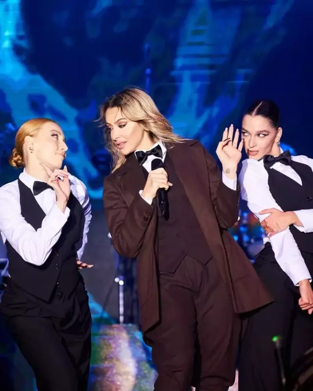 Hadise Atatürkün geyimində səhnəyə çıxdı