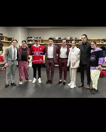 Ağır xəstə olan müğənni övladları ilə