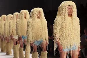 Qəribə dəfilə - Əriştəli geyimlər...