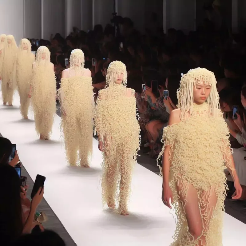 Qəribə dəfilə - Əriştəli geyimlər...