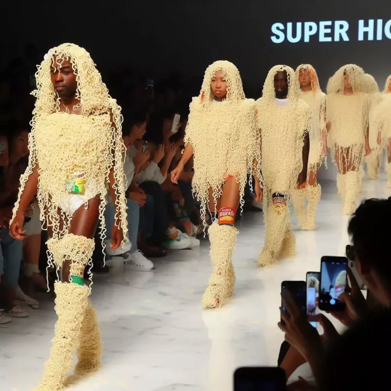 Qəribə dəfilə - Əriştəli geyimlər...