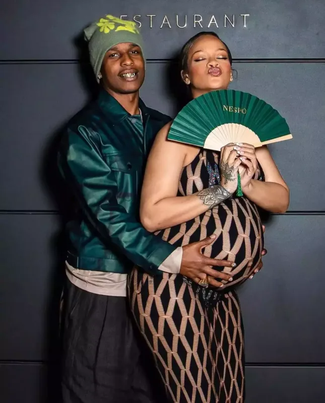 Rihanna yenə hamilədir!