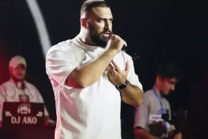 Səhnə şousu tənqid edildi, açıqlama verdi