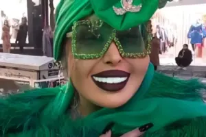 Bülent Ersoyun yaşıl “look”u