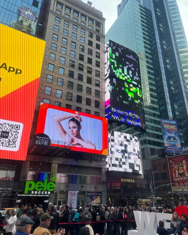 Əfəndi Tayms Meydanında!