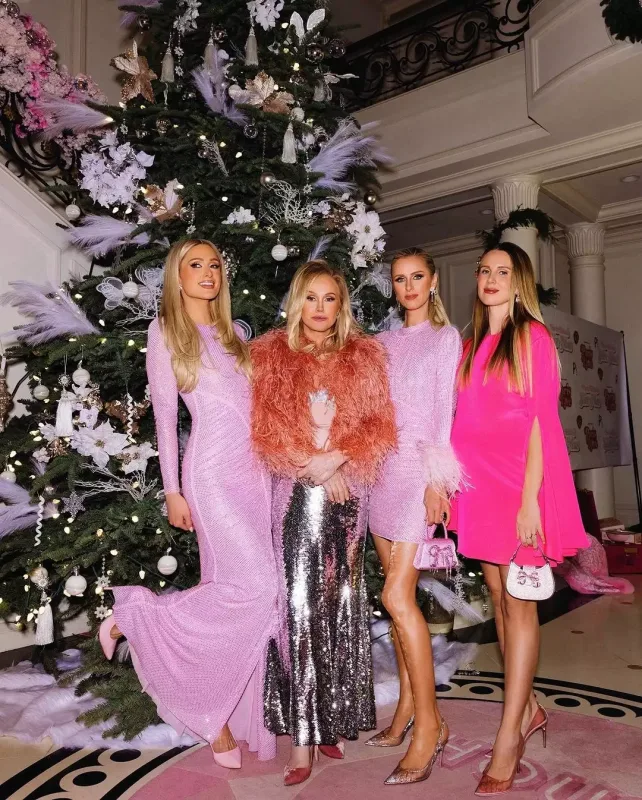 Hiltonların çəhrayı Şaxta babası…