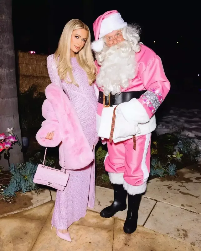 Hiltonların çəhrayı Şaxta babası…