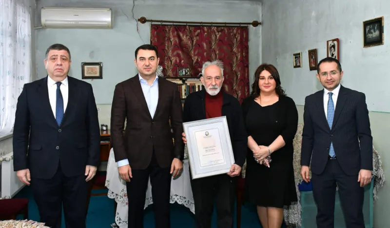 Nazir Akif Rüstəmovu evində ziyarət etdi