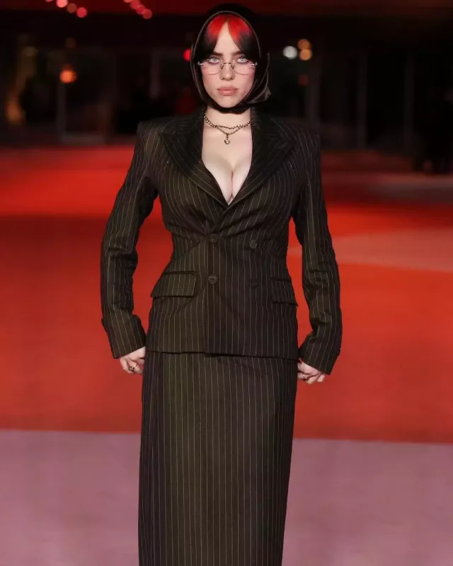 Dünya ulduzları qırmızı xalıda