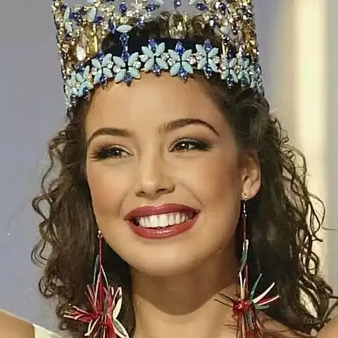 21 il əvvəl Dünya gözəli seçilmişdi...