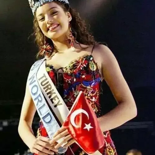 21 il əvvəl Dünya gözəli seçilmişdi...