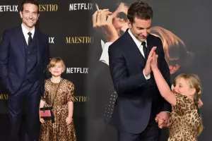 Bredli Kuper 6 yaşlı qızı ilə film qalasında