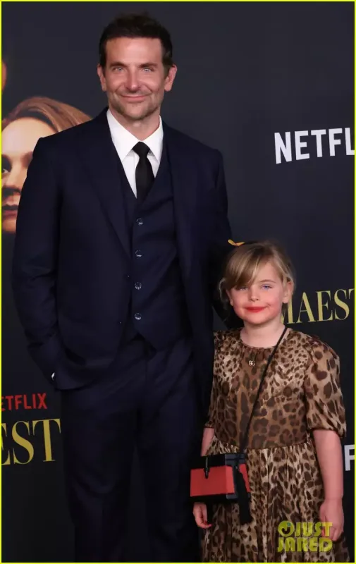 Bredli Kuper 6 yaşlı qızı ilə film qalasında