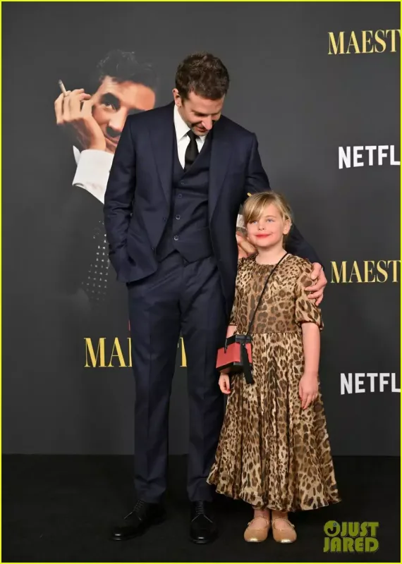 Bredli Kuper 6 yaşlı qızı ilə film qalasında