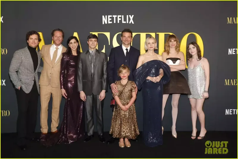 Bredli Kuper 6 yaşlı qızı ilə film qalasında